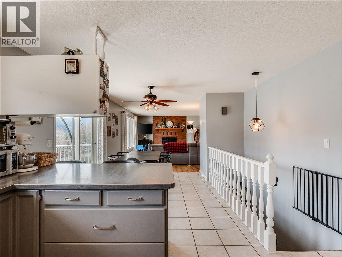3701 9th Avenue, Castlegar, British Columbia  V1N 3T3 - Photo 8 - 10398210