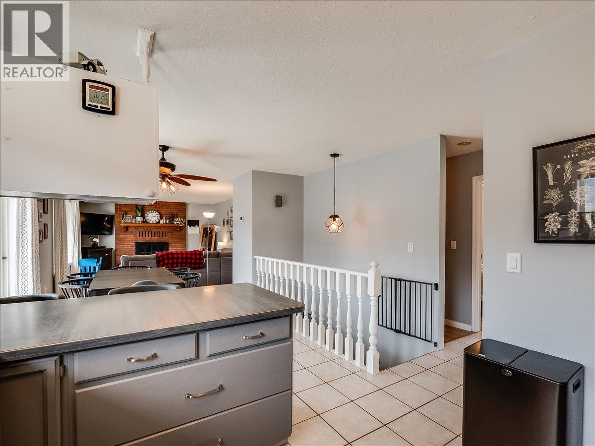 3701 9th Avenue, Castlegar, British Columbia  V1N 3T3 - Photo 9 - 10398210
