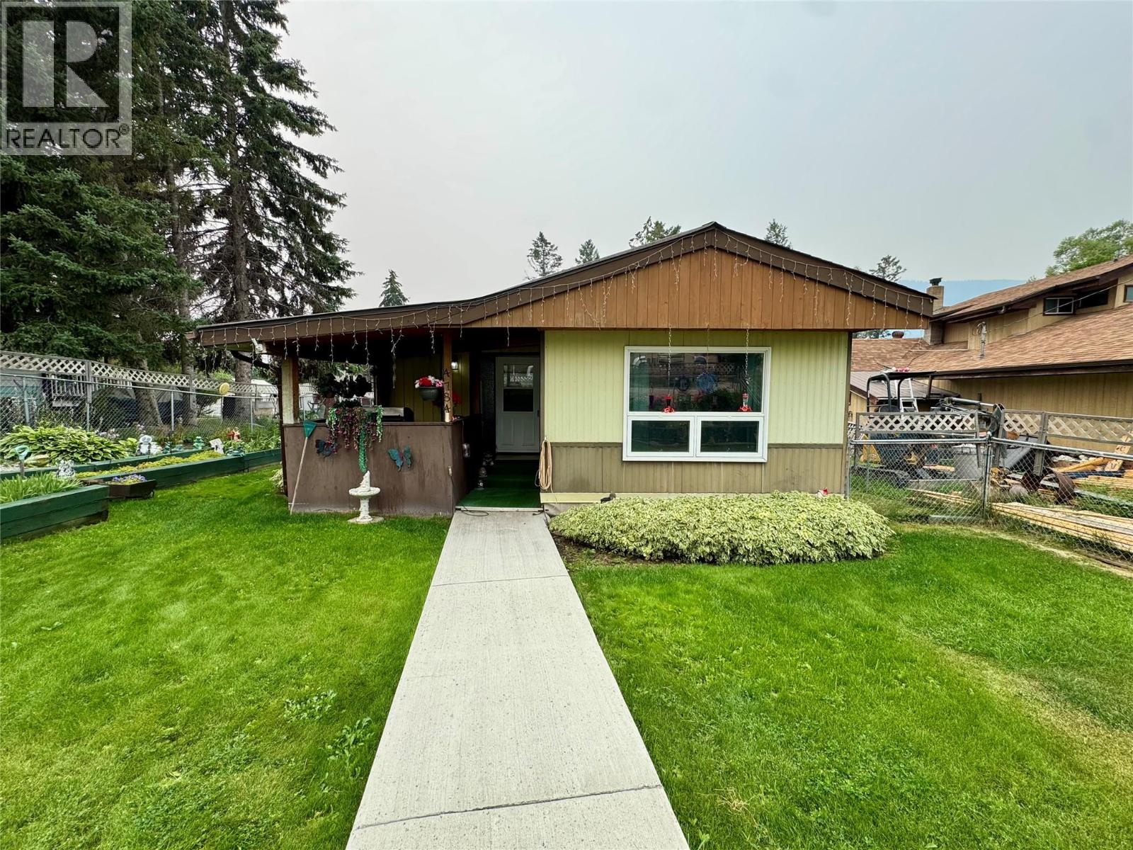 4784 Selkirk Avenue, Edgewater, British Columbia  V0A 1E0 - Photo 1 - 10398338
