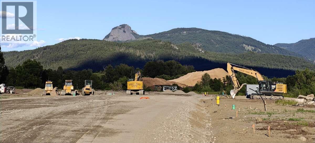 1742 Industrial Way, Lumby, British Columbia  V0E 2G0 - Photo 2 - 10398334
