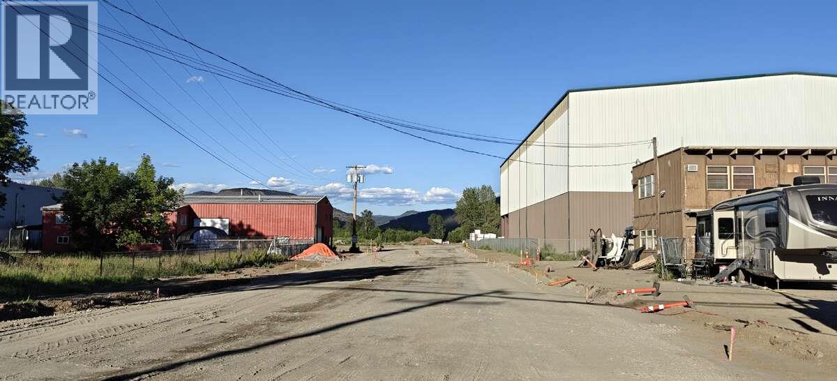 1742 Industrial Way, Lumby, British Columbia  V0E 2G0 - Photo 4 - 10398334
