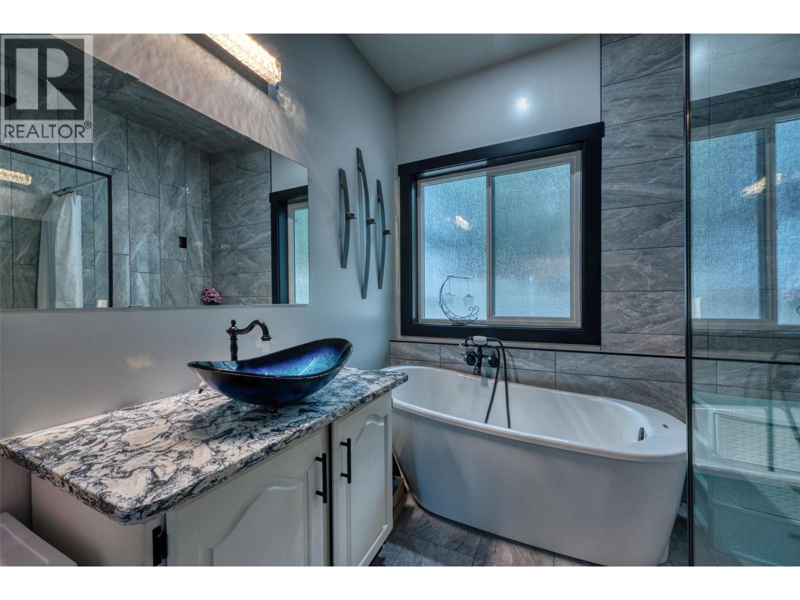 10795 Westshore Road, Vernon, British Columbia  V1H 2C3 - Photo 10 - 10398170