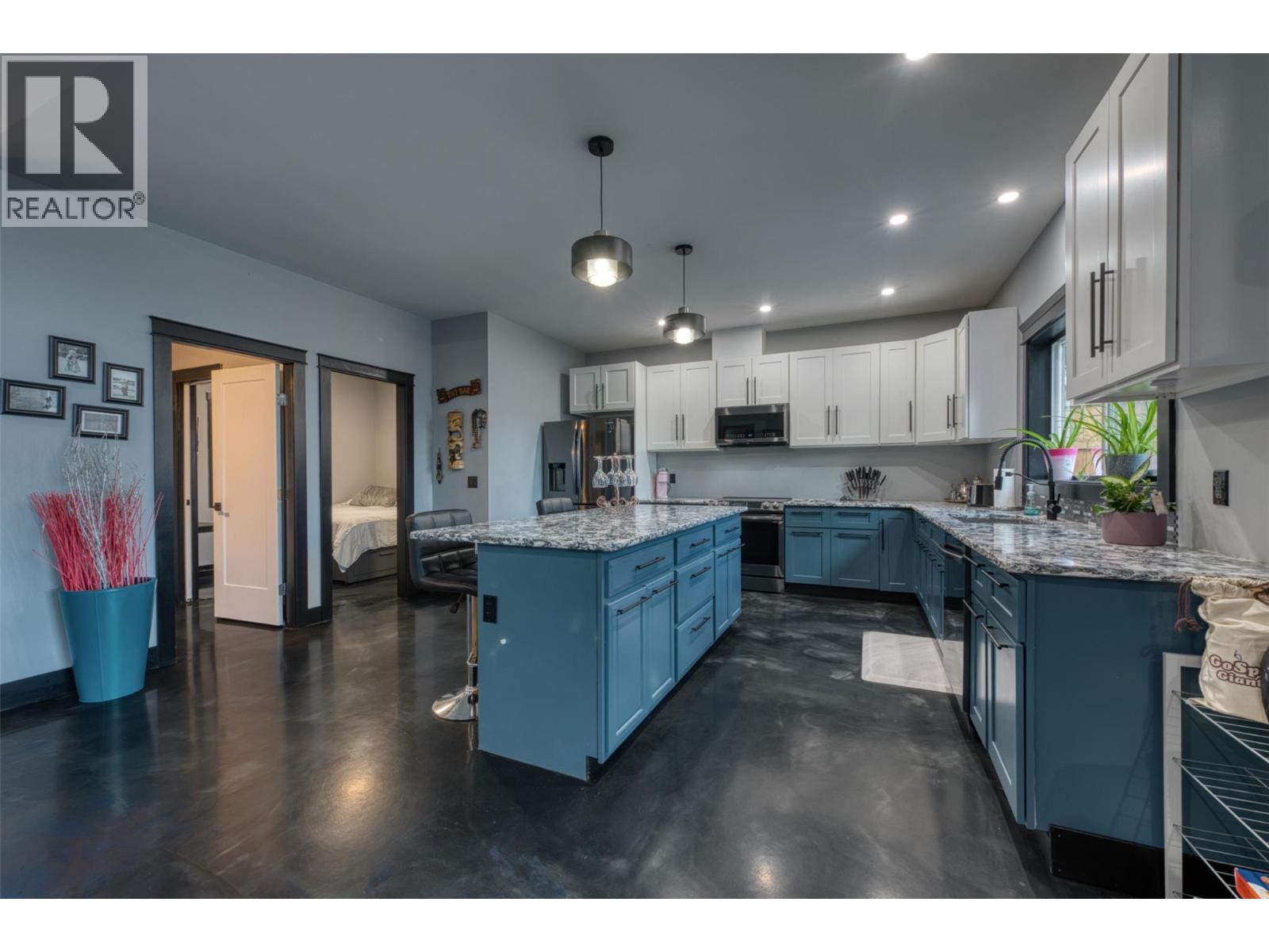 10795 Westshore Road, Vernon, British Columbia  V1H 2C3 - Photo 3 - 10398170