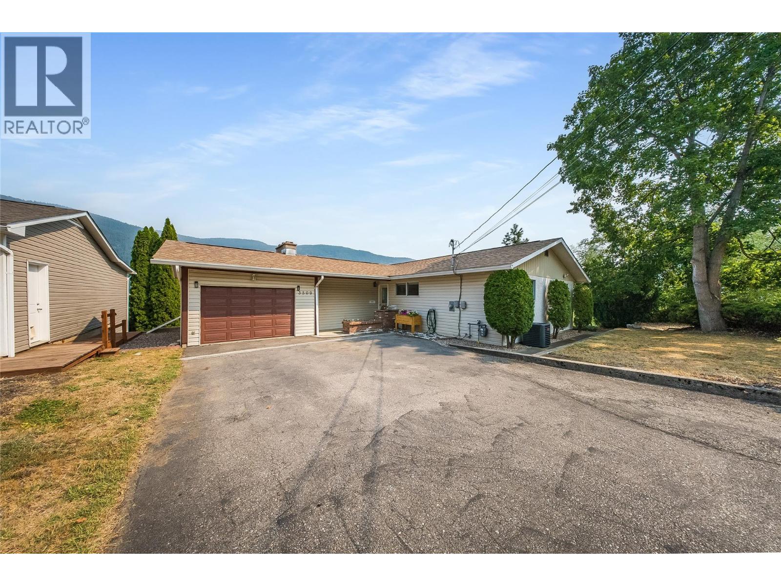 3509 5th Avenue, Castlegar, British Columbia  V1N 2V8 - Photo 1 - 10398093