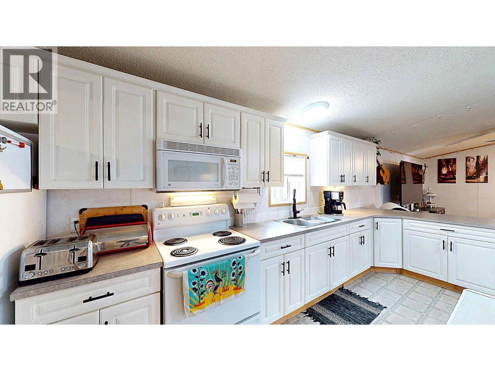 8 Carling Place, Elkford, British Columbia  V0B 1H0 - Photo 11 - 10398421