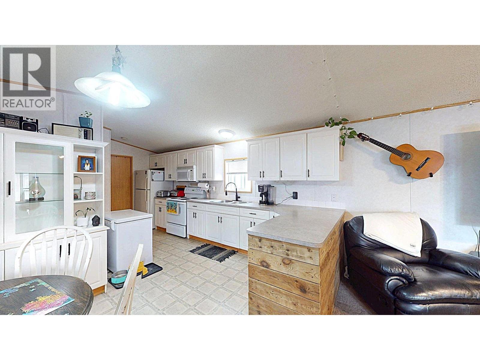 8 Carling Place, Elkford, British Columbia  V0B 1H0 - Photo 4 - 10398421