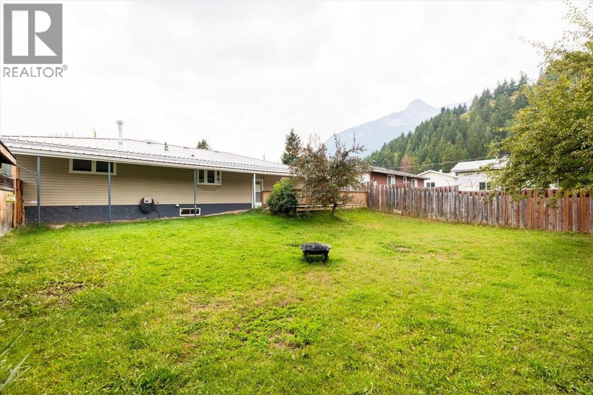 831 Michel Road, Elkford, British Columbia  V0B 1H0 - Photo 46 - 10397372