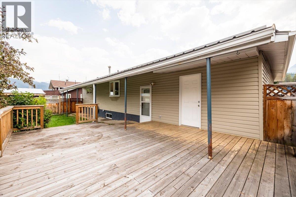 831 Michel Road, Elkford, British Columbia  V0B 1H0 - Photo 6 - 10397372