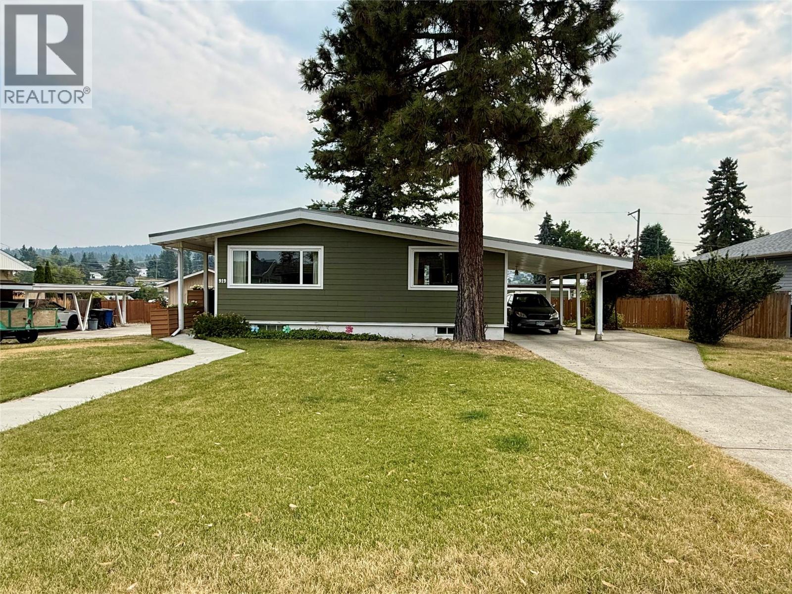 919 9th Street S, Cranbrook, British Columbia  V1C 1R8 - Photo 1 - 10398291