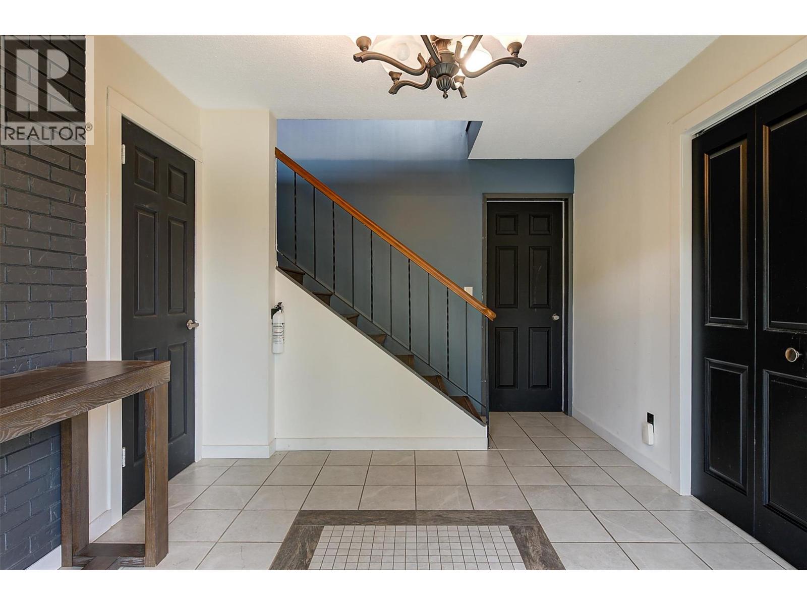 790 Torrs Court, Kelowna, British Columbia  V1W 1B5 - Photo 3 - 10398365