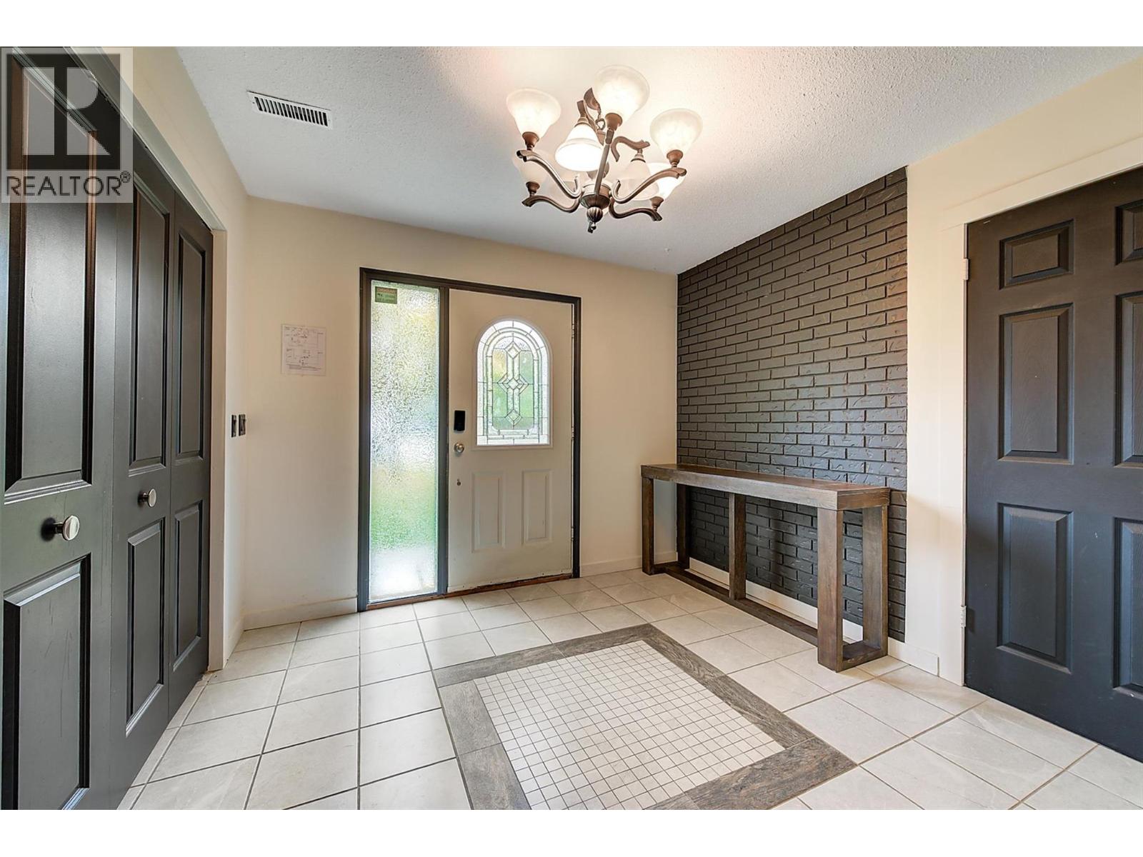 790 Torrs Court, Kelowna, British Columbia  V1W 1B5 - Photo 4 - 10398365