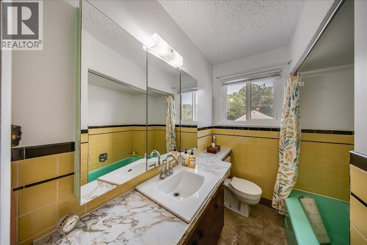 141 Colley Street, Warfield, British Columbia  V1R 2M3 - Photo 12 - 10398380