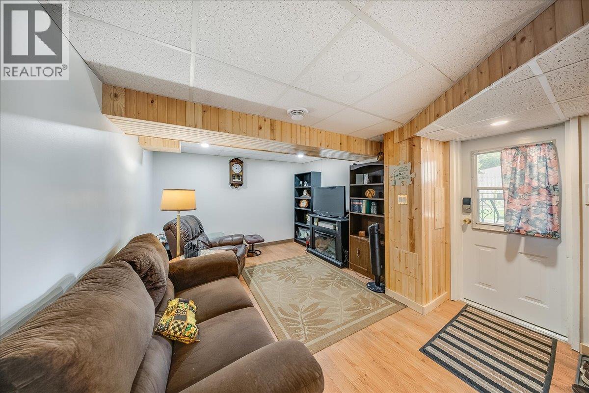 141 Colley Street, Warfield, British Columbia  V1R 2M3 - Photo 15 - 10398380