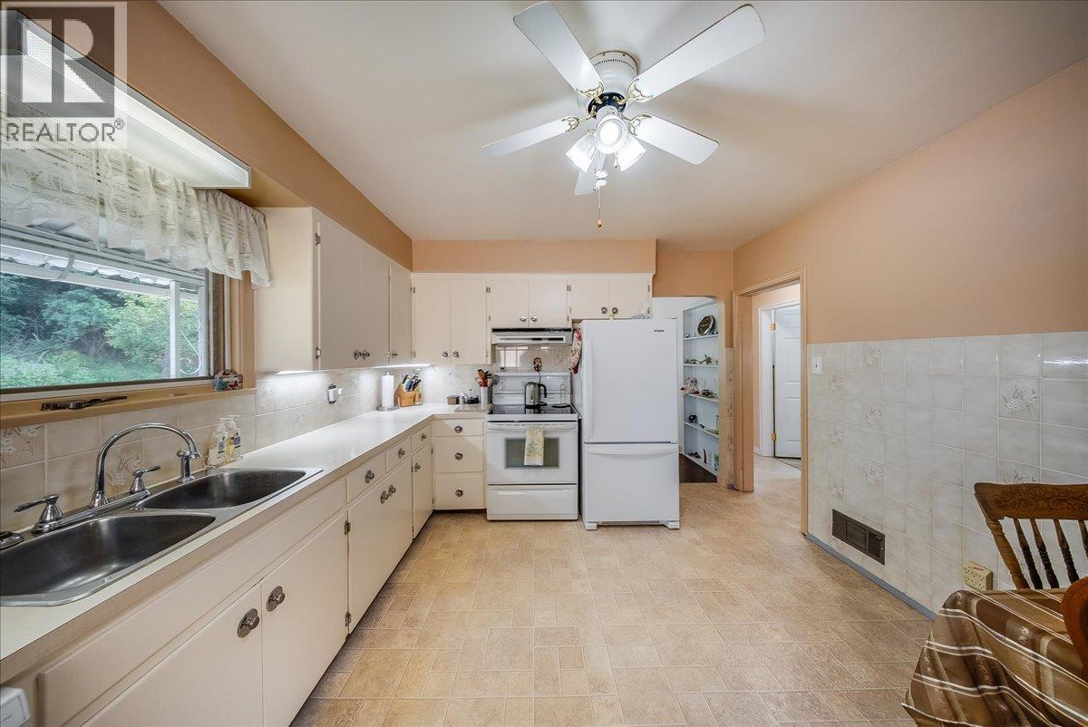 141 Colley Street, Warfield, British Columbia  V1R 2M3 - Photo 2 - 10398380