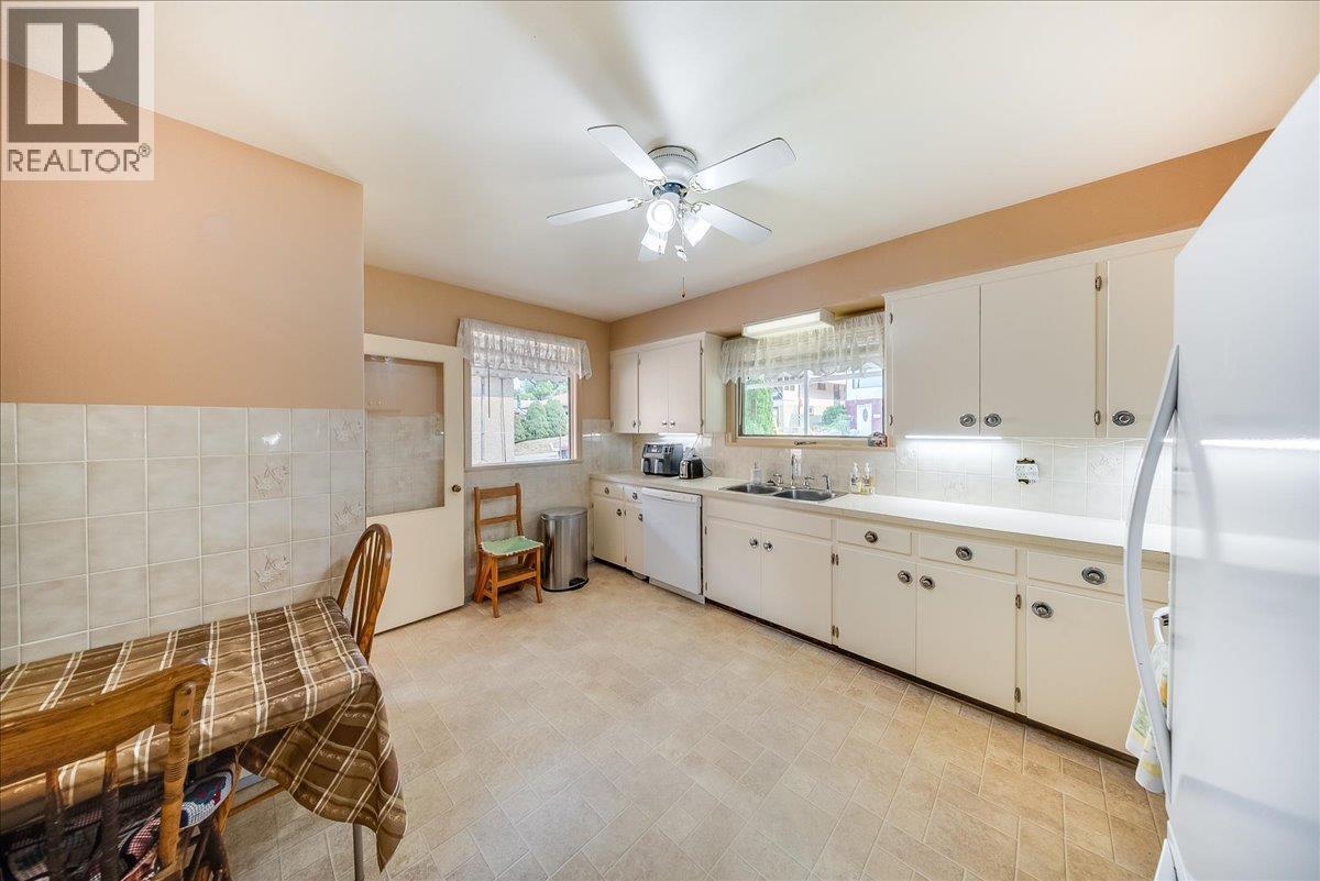 141 Colley Street, Warfield, British Columbia  V1R 2M3 - Photo 3 - 10398380