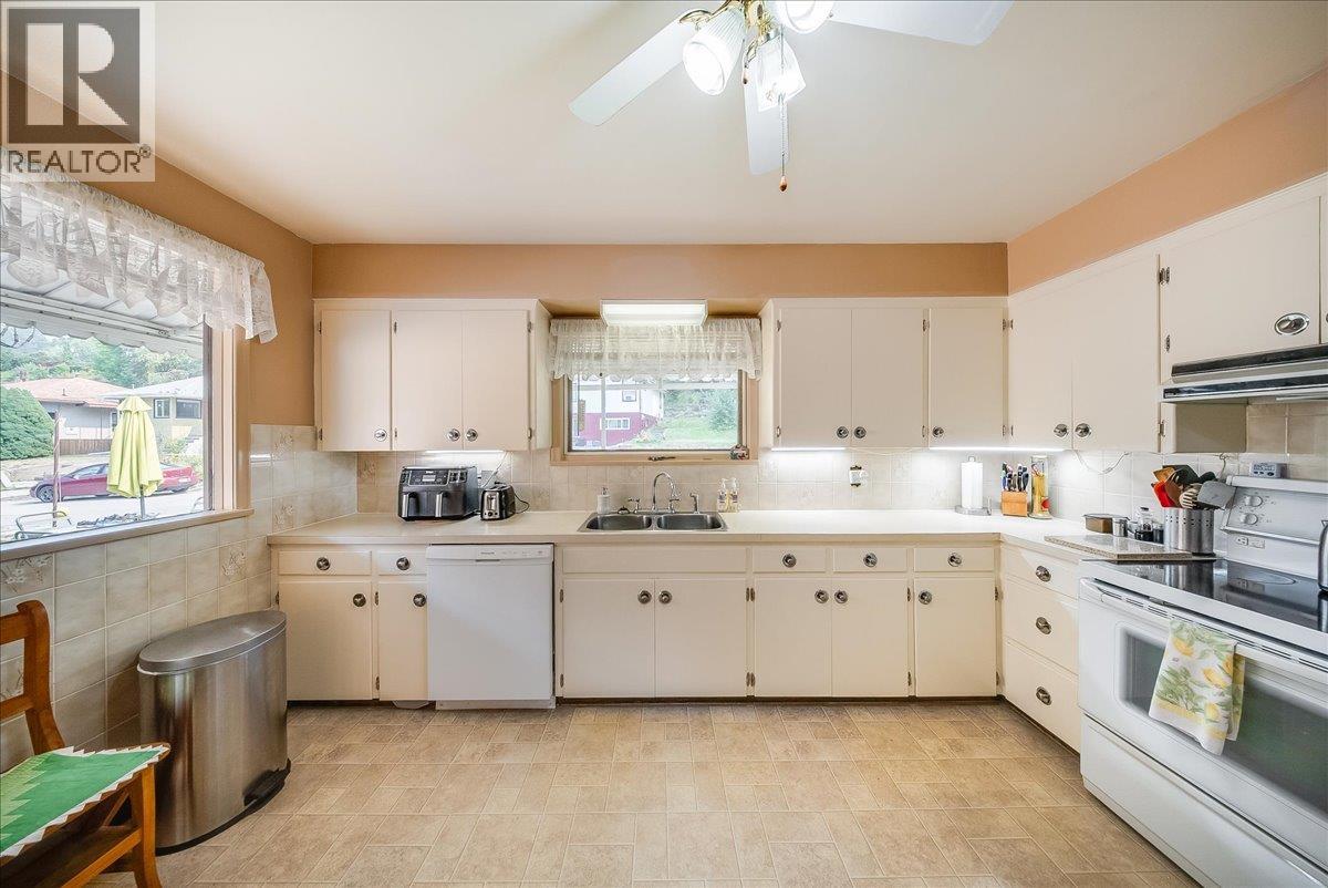 141 Colley Street, Warfield, British Columbia  V1R 2M3 - Photo 4 - 10398380