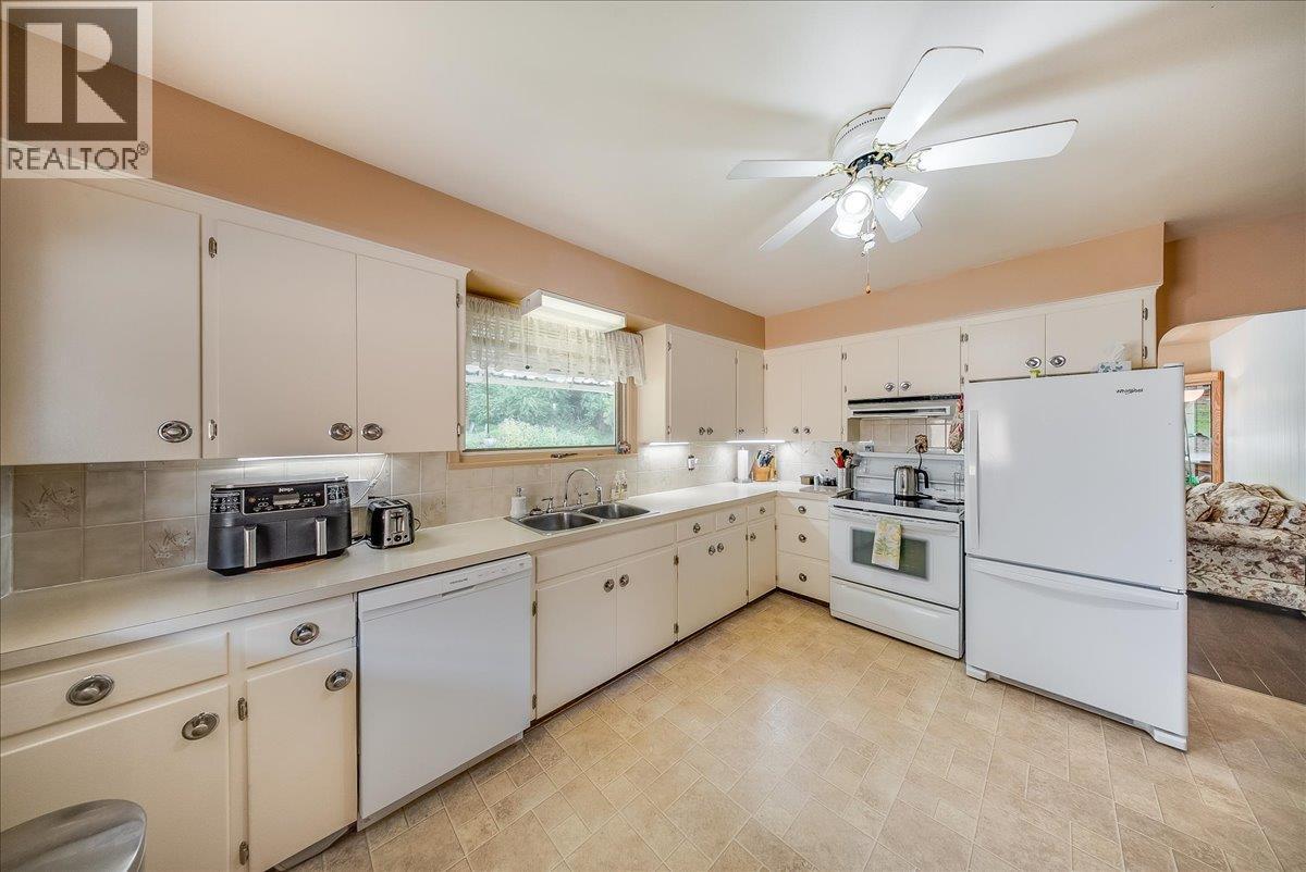 141 Colley Street, Warfield, British Columbia  V1R 2M3 - Photo 5 - 10398380