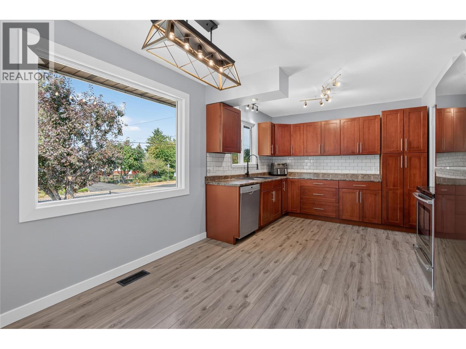 2470 Mckenzie Street, Penticton, British Columbia  V2A 6H7 - Photo 6 - 10398288