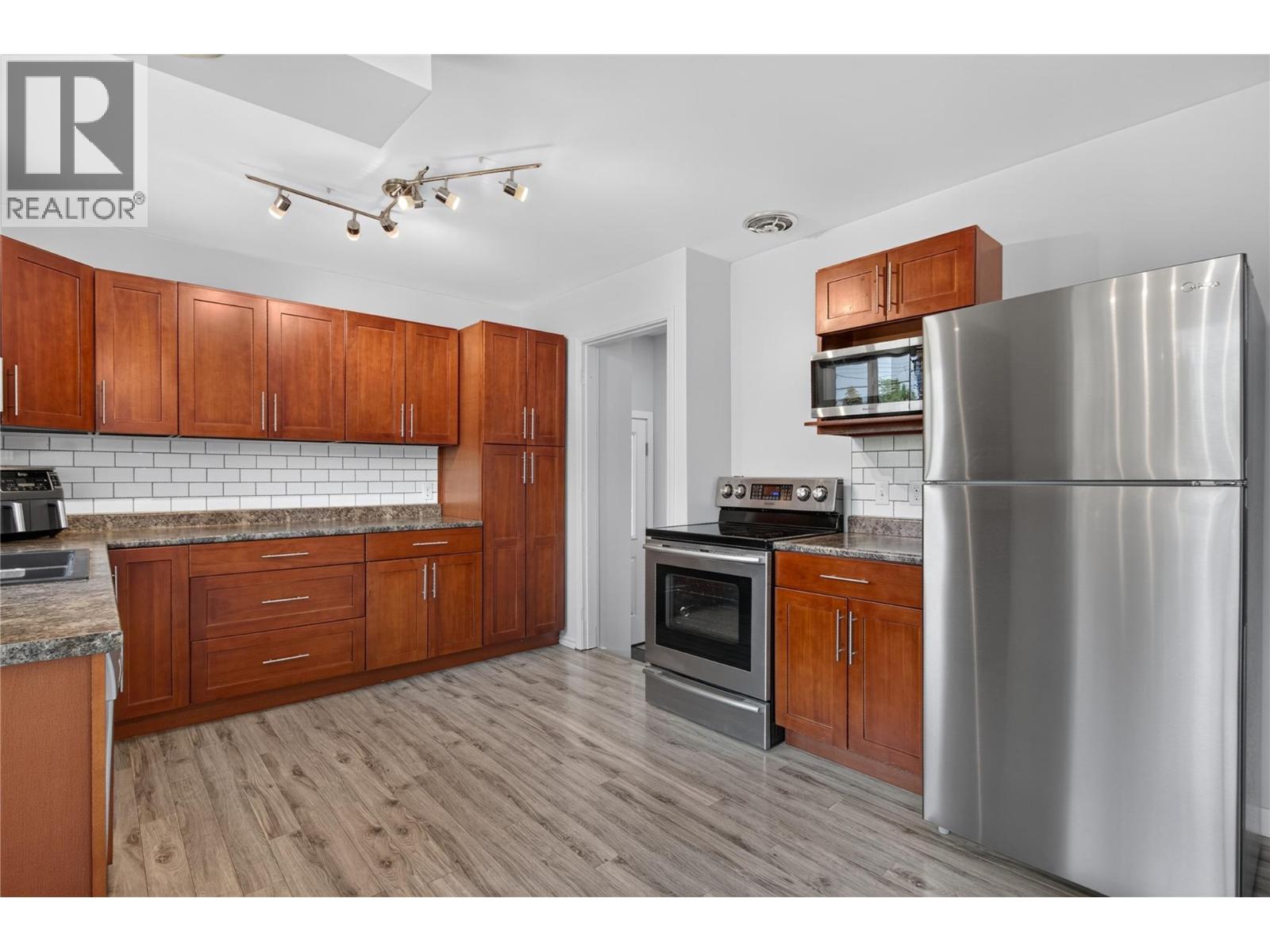 2470 Mckenzie Street, Penticton, British Columbia  V2A 6H7 - Photo 8 - 10398288