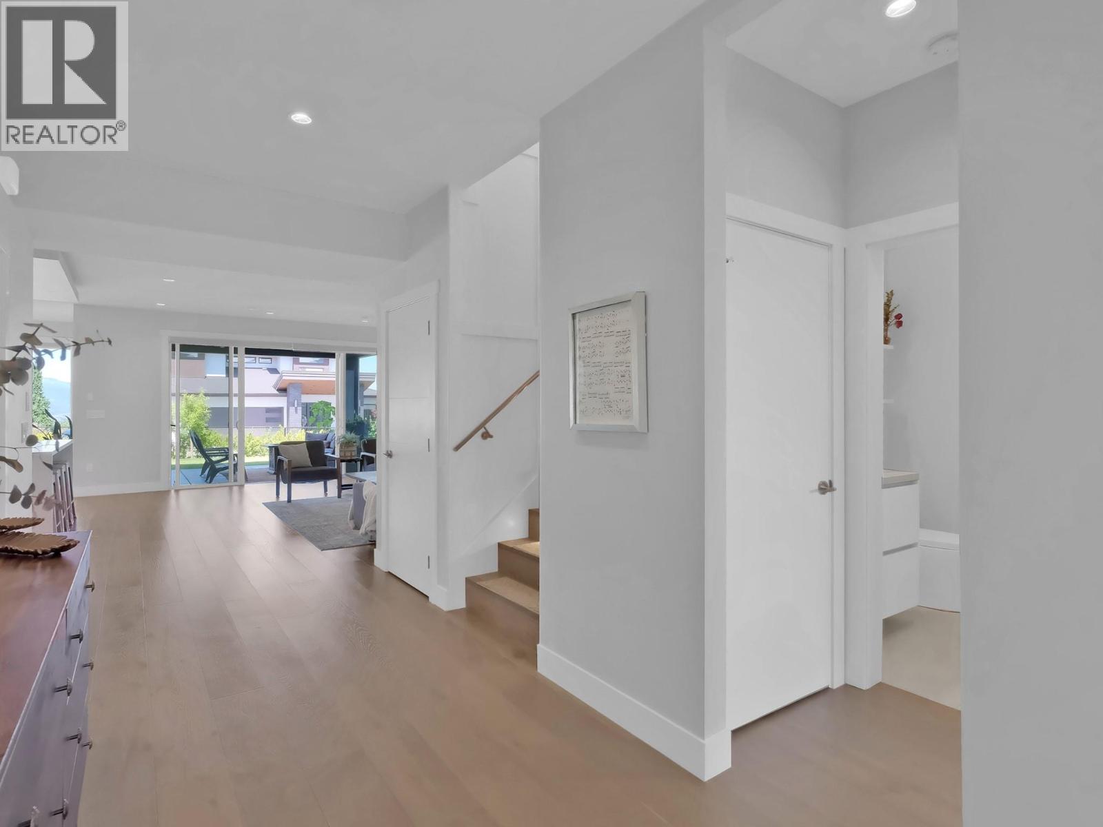 550 Barra Lane, Kelowna, British Columbia  V1P 1T3 - Photo 5 - 10398533