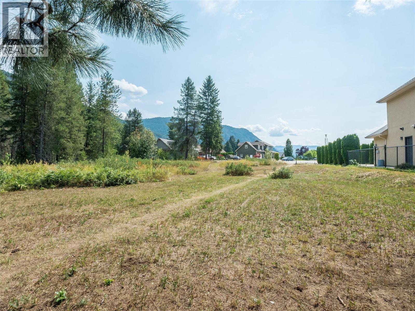 1629 Putter Lane, Castlegar, British Columbia  V1N 4W7 - Photo 3 - 10398418