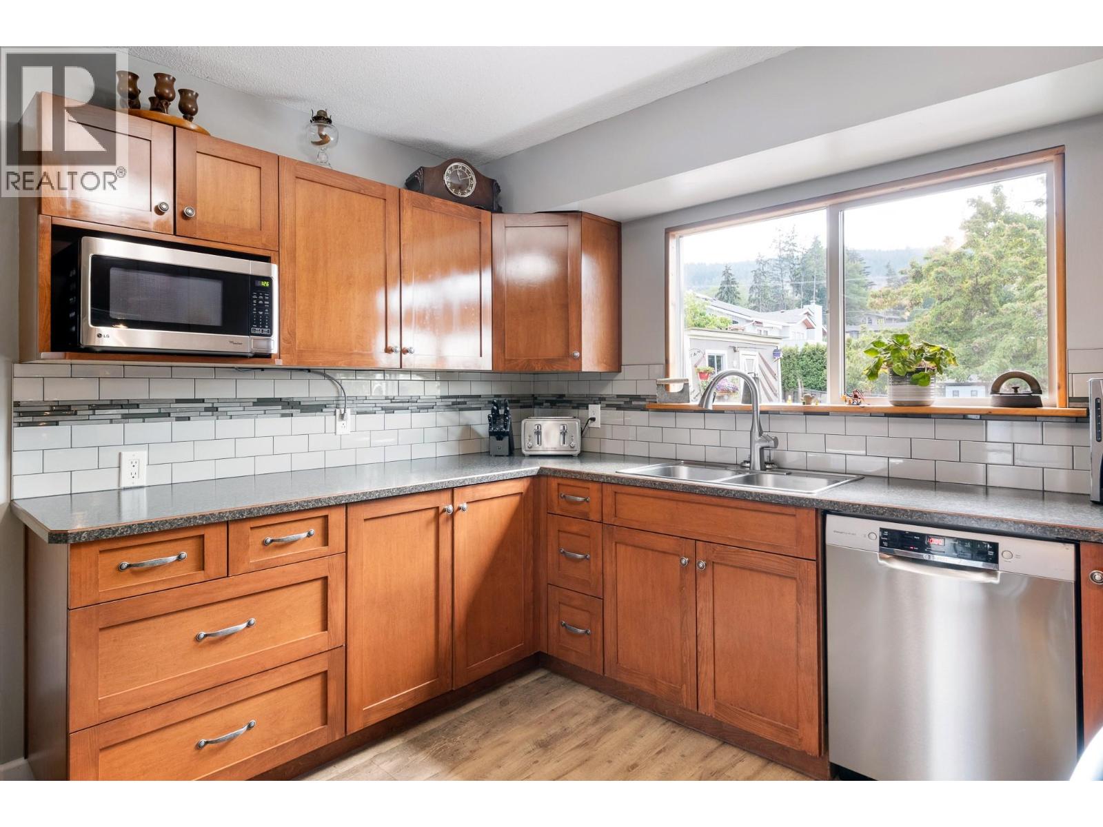 12300 Ormsby Drive, Coldstream, British Columbia  V1B 1H8 - Photo 4 - 10397814