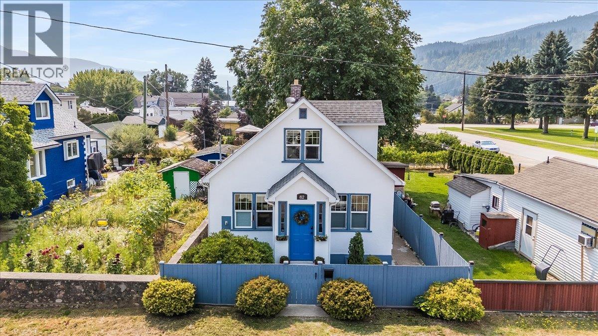 812 2nd Street, Castlegar, British Columbia  V1N 1Y7 - Photo 1 - 10398431