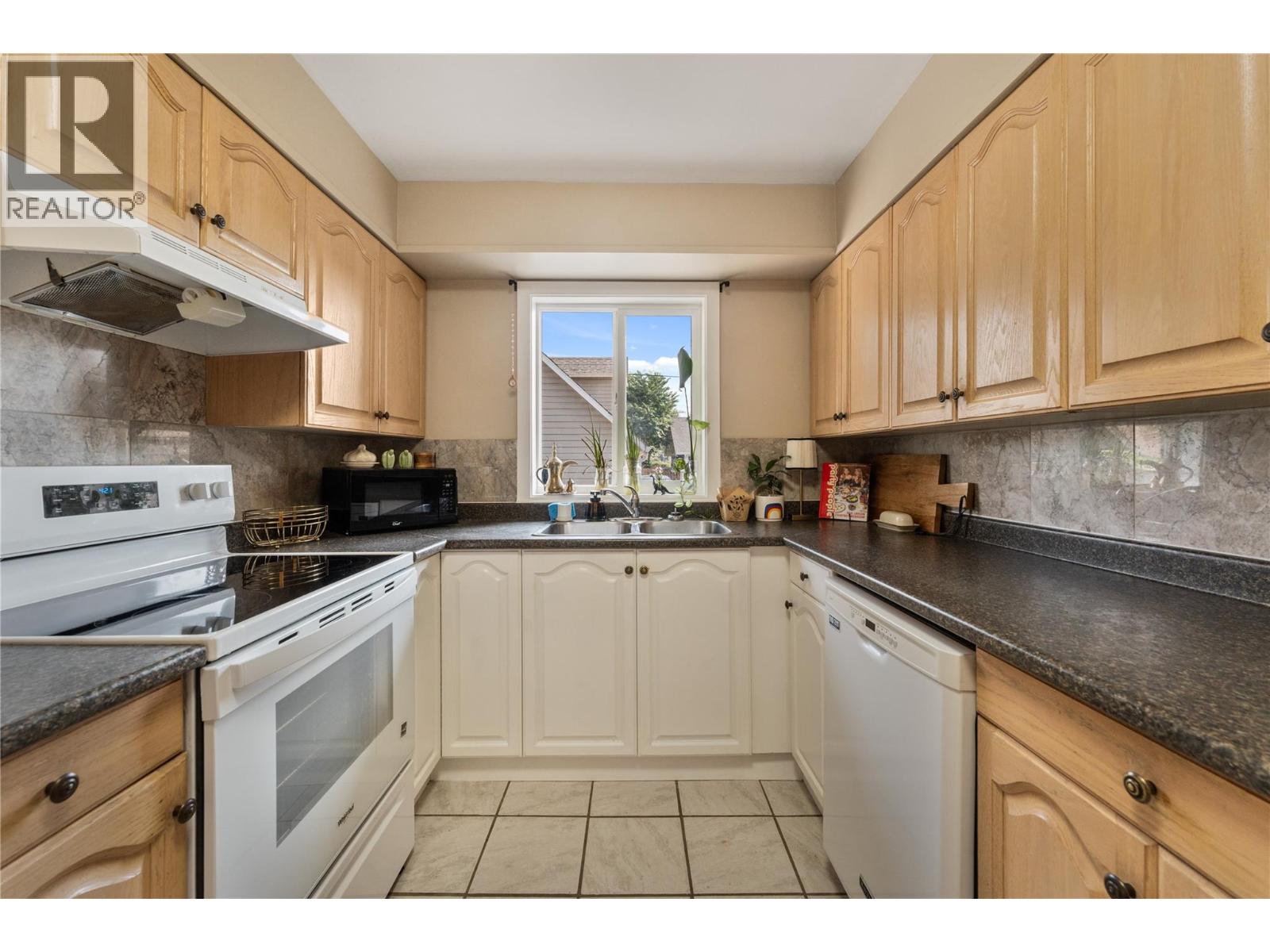 811 Martin Avenue, Kelowna, British Columbia  V1Y 6V4 - Photo 6 - 10396073