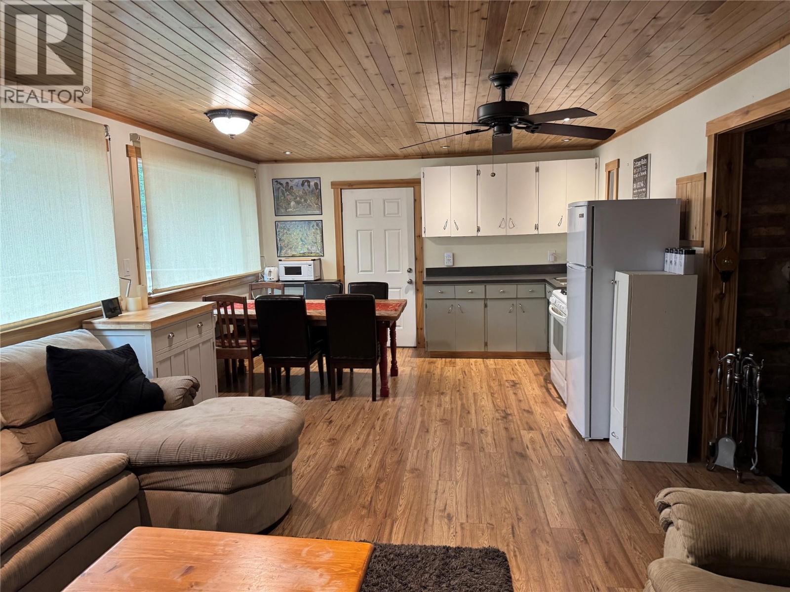 6453 Pinaus Lake Road, Falkland, British Columbia  V0E 1W0 - Photo 4 - 10398661