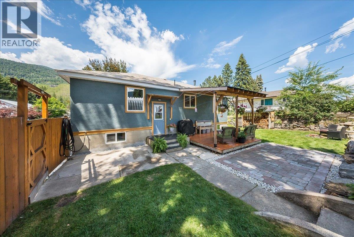 526 12th Avenue, Genelle, British Columbia  V0G 1G0 - Photo 2 - 10398537