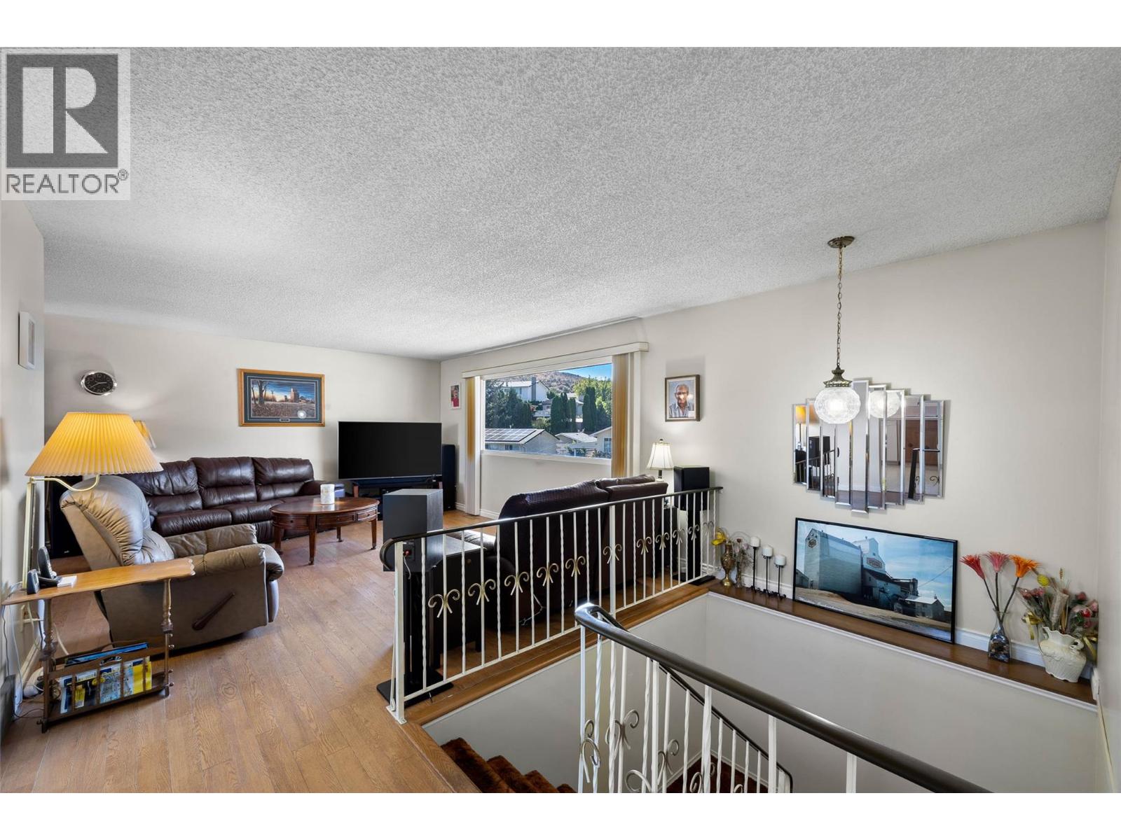 1598 Southview Terrace, Kamloops, British Columbia  V2B 7R5 - Photo 2 - 10398657