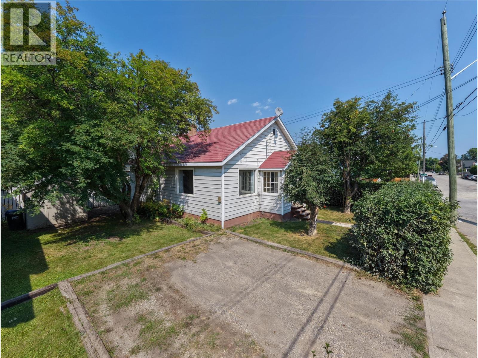 691 3rd Avenue, Fernie, British Columbia  V0B 1M0 - Photo 2 - 10398557