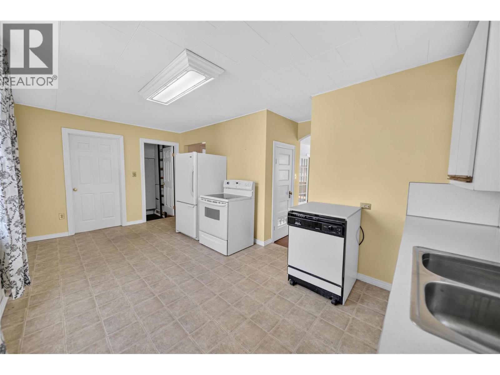 691 3rd Avenue, Fernie, British Columbia  V0B 1M0 - Photo 21 - 10398557