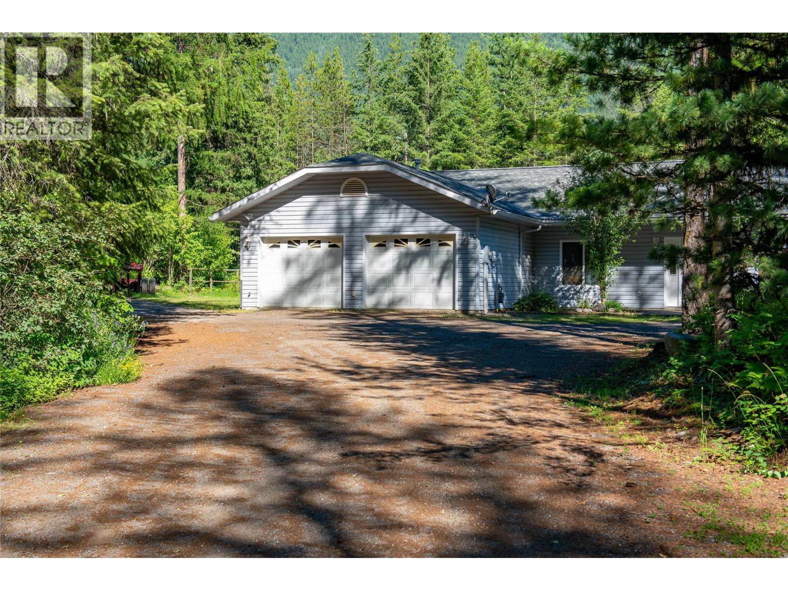 2222 Jenisa Road, Castlegar, British Columbia  V1N 2L8 - Photo 4 - 10398540