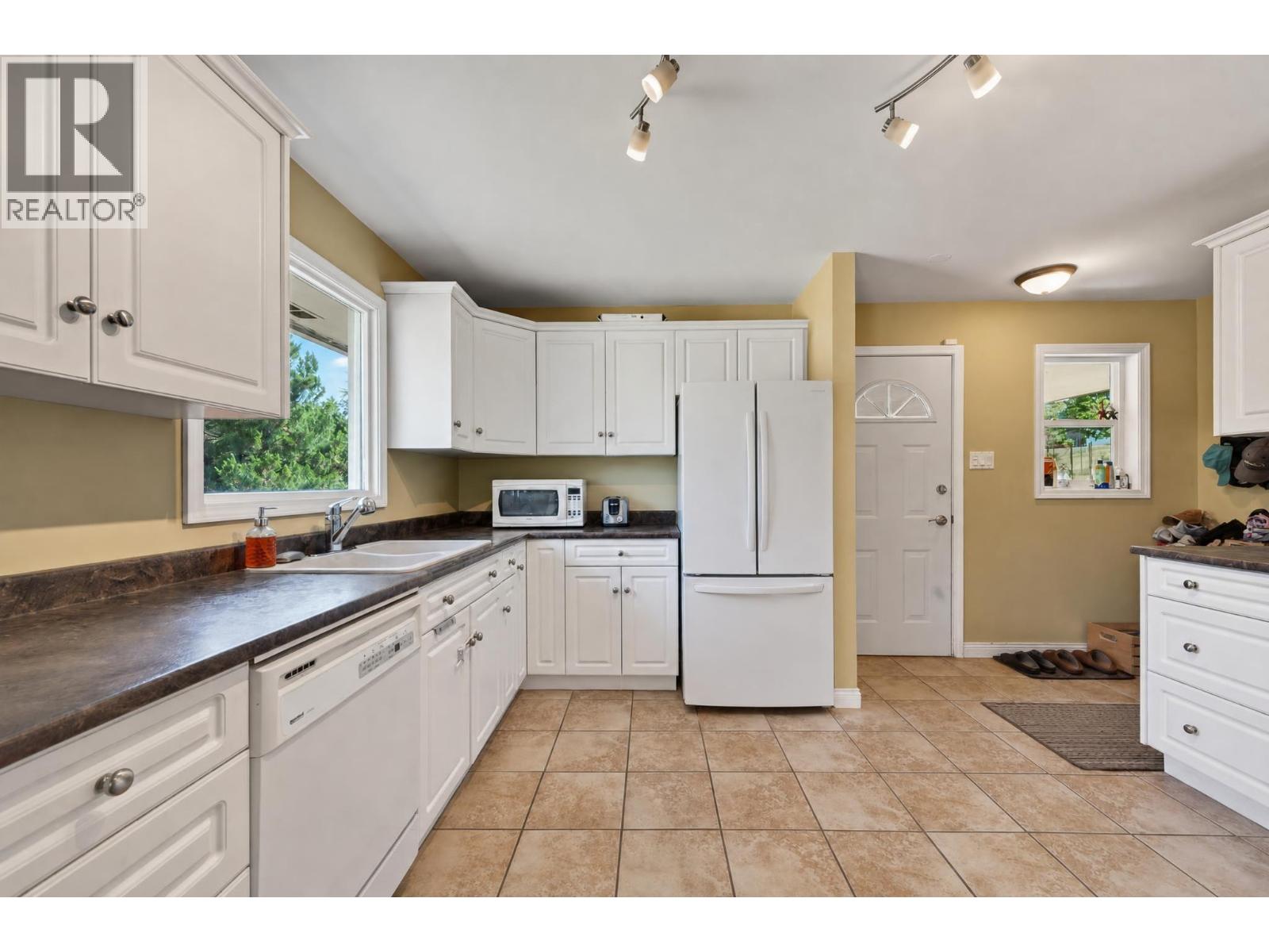 5855 Dallas Drive, Kamloops, British Columbia  V2C 4X3 - Photo 7 - 10398810