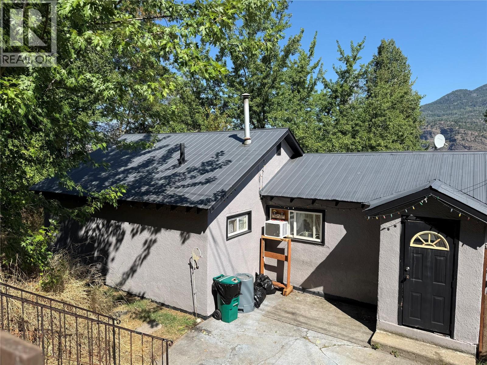 943 Mountain Street, Trail, British Columbia  V1R 3G6 - Photo 1 - 10398793