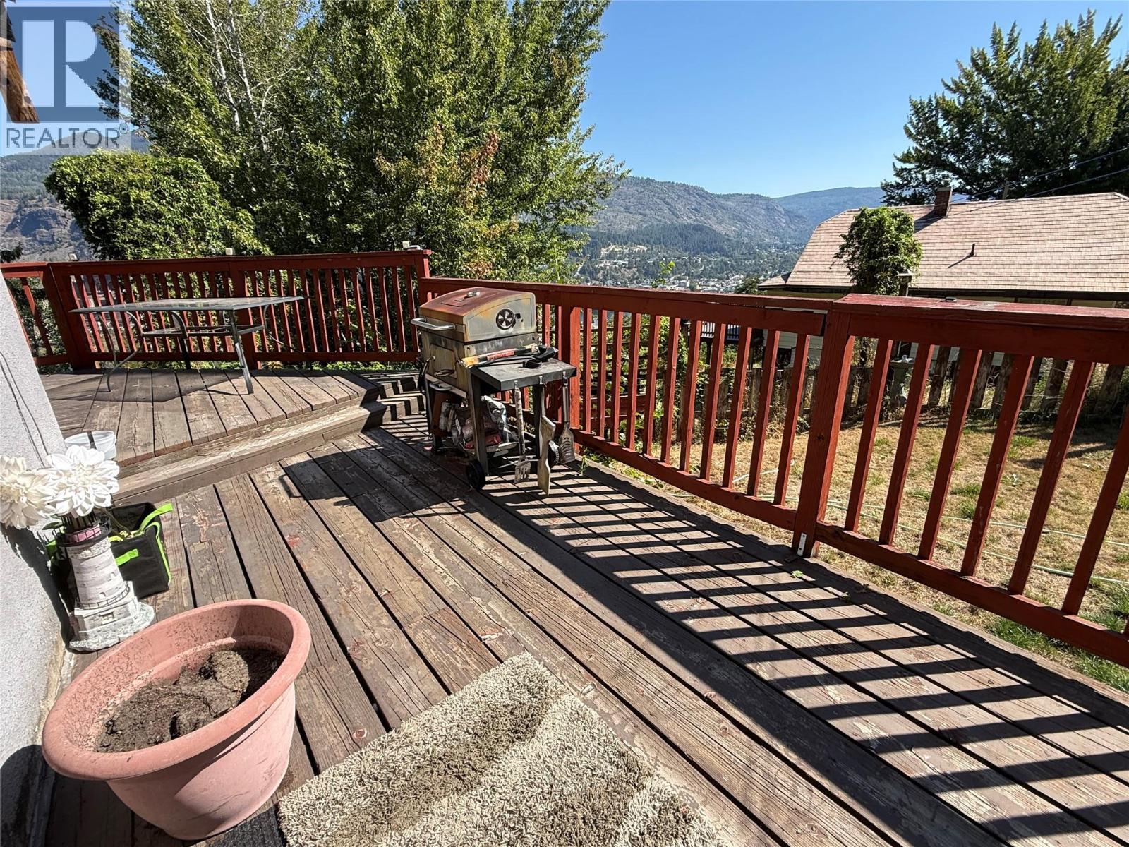 943 Mountain Street, Trail, British Columbia  V1R 3G6 - Photo 3 - 10398793