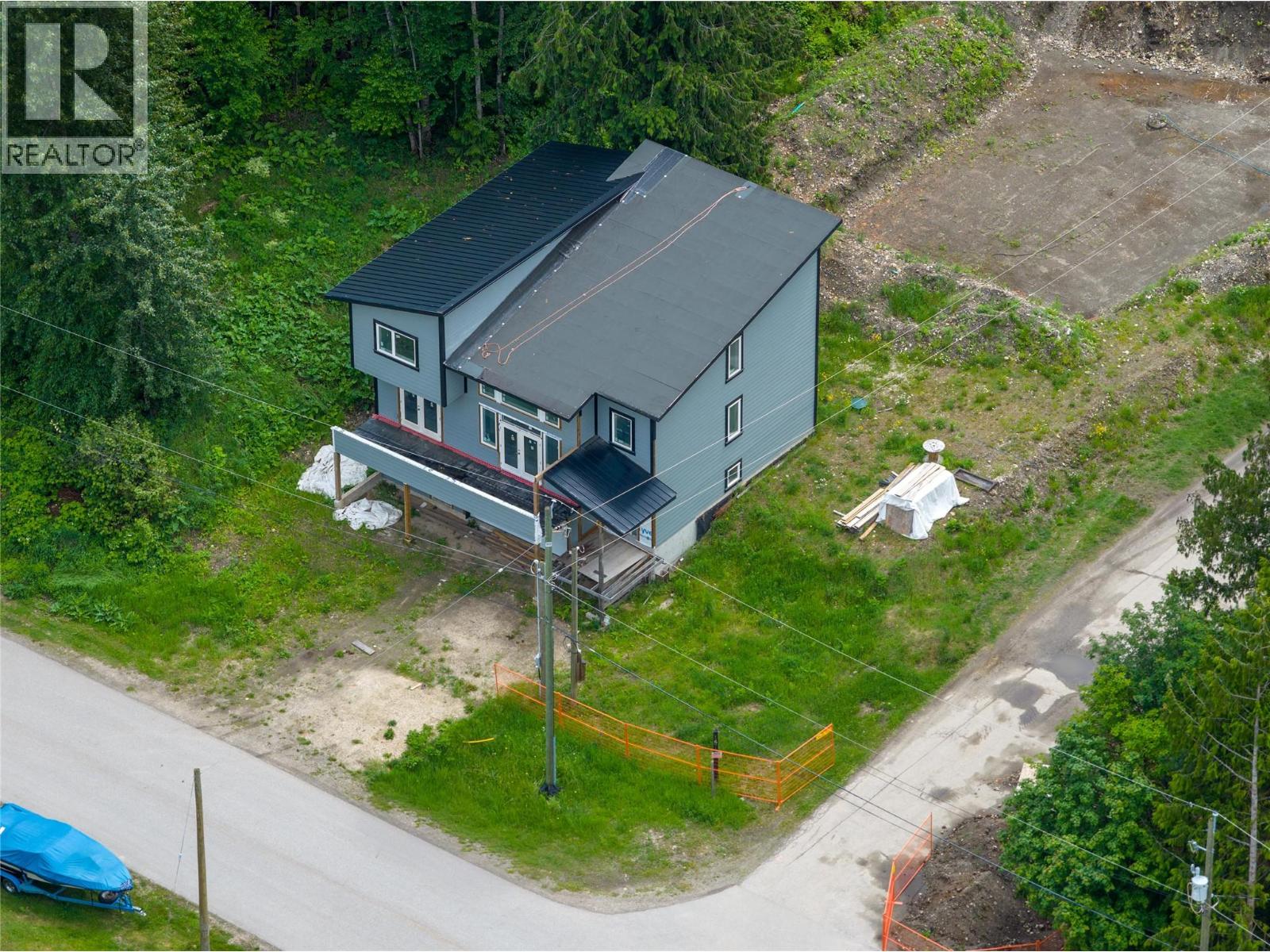 1695 Arrow Drive, Revelstoke, British Columbia  V0E 2S1 - Photo 3 - 10396281