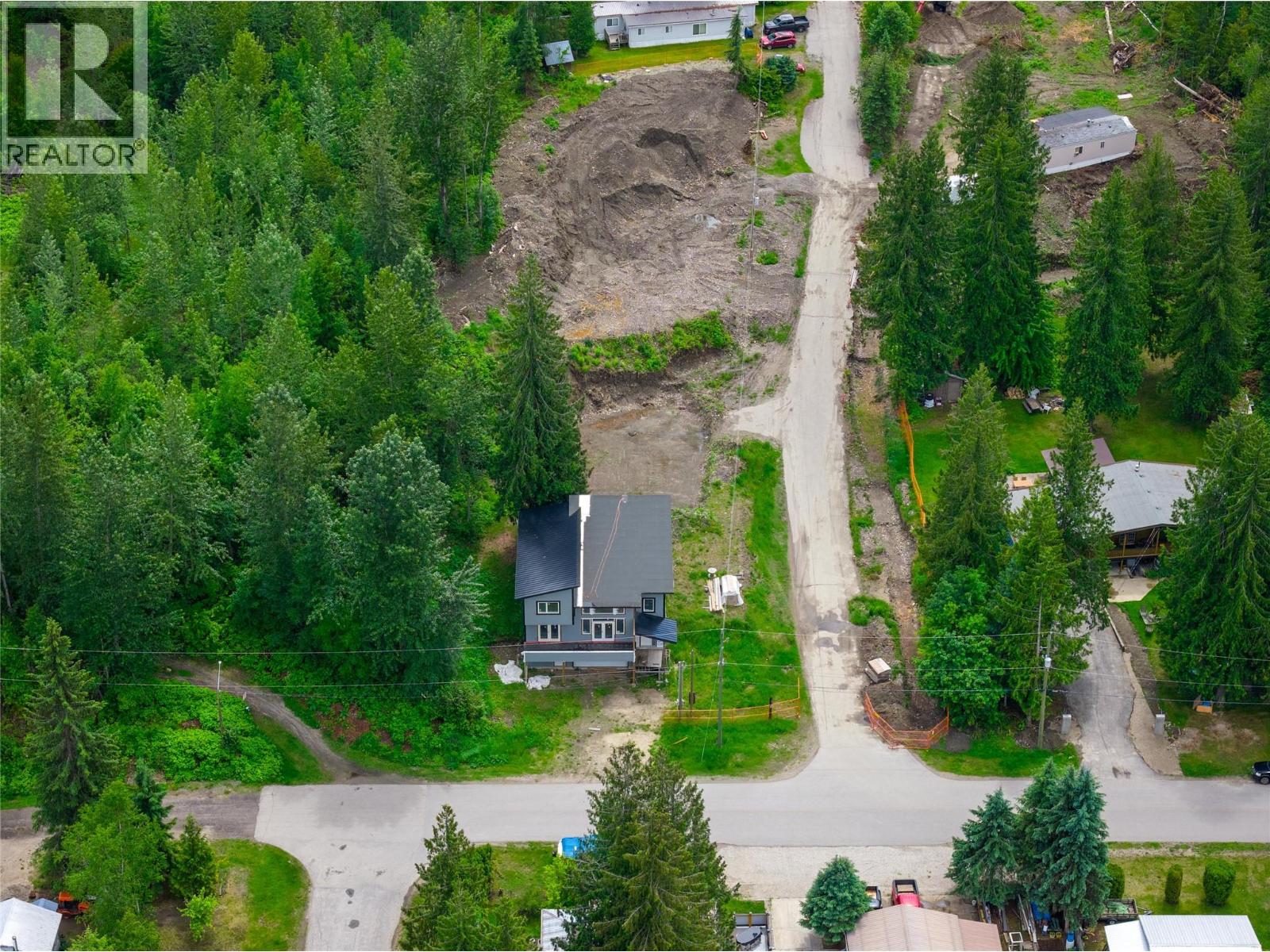 1695 Arrow Drive, Revelstoke, British Columbia  V0E 2S1 - Photo 4 - 10396281