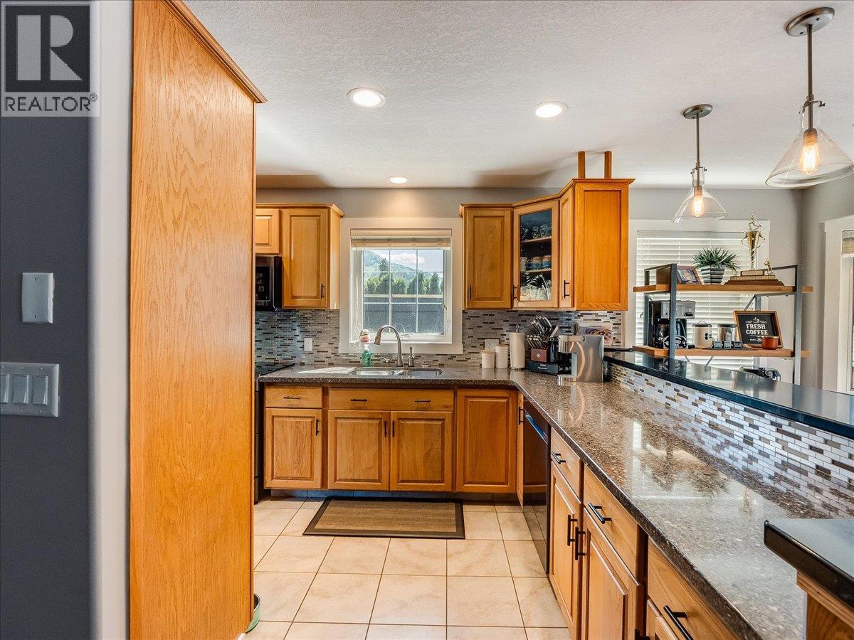 900 7th Street, Montrose, British Columbia  V0G 1P0 - Photo 12 - 10398896