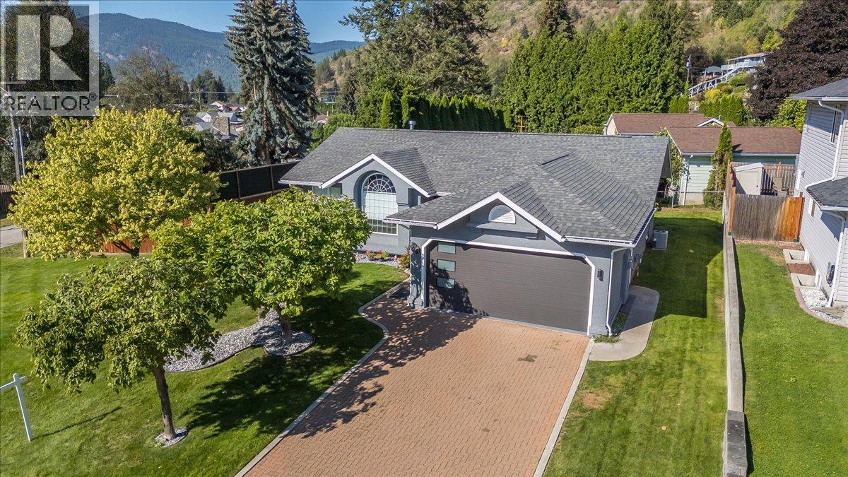 900 7th Street, Montrose, British Columbia  V0G 1P0 - Photo 2 - 10398896