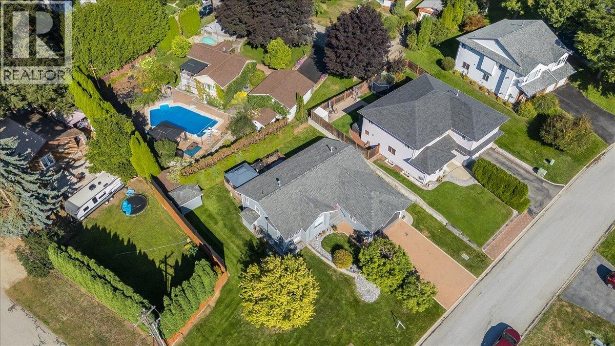 900 7th Street, Montrose, British Columbia  V0G 1P0 - Photo 3 - 10398896