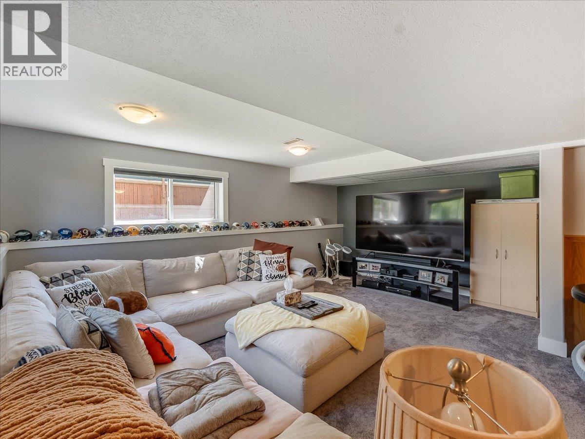 900 7th Street, Montrose, British Columbia  V0G 1P0 - Photo 32 - 10398896
