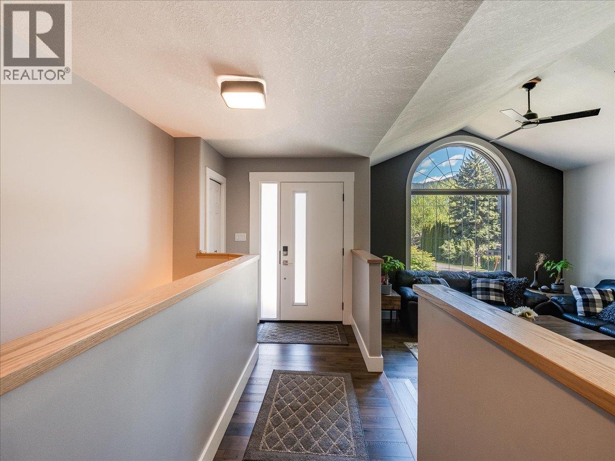 900 7th Street, Montrose, British Columbia  V0G 1P0 - Photo 4 - 10398896