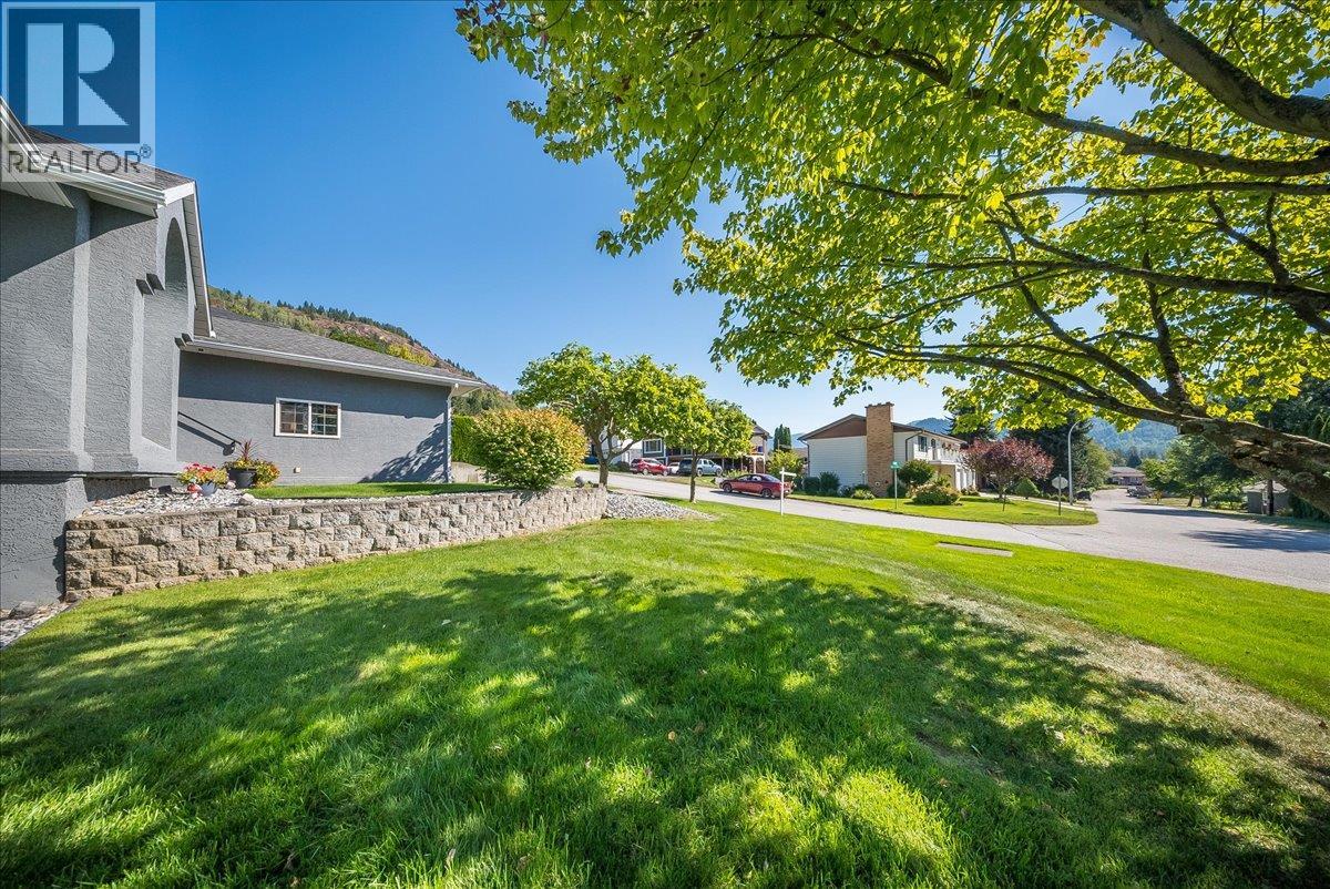 900 7th Street, Montrose, British Columbia  V0G 1P0 - Photo 56 - 10398896