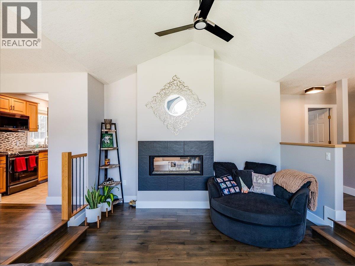 900 7th Street, Montrose, British Columbia  V0G 1P0 - Photo 7 - 10398896