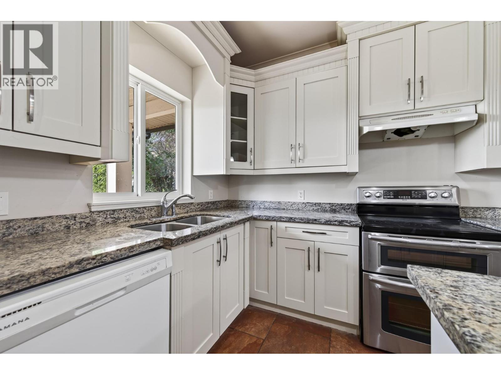 885 Georgeann Road, Kamloops, British Columbia  V2B 6H9 - Photo 10 - 10398872