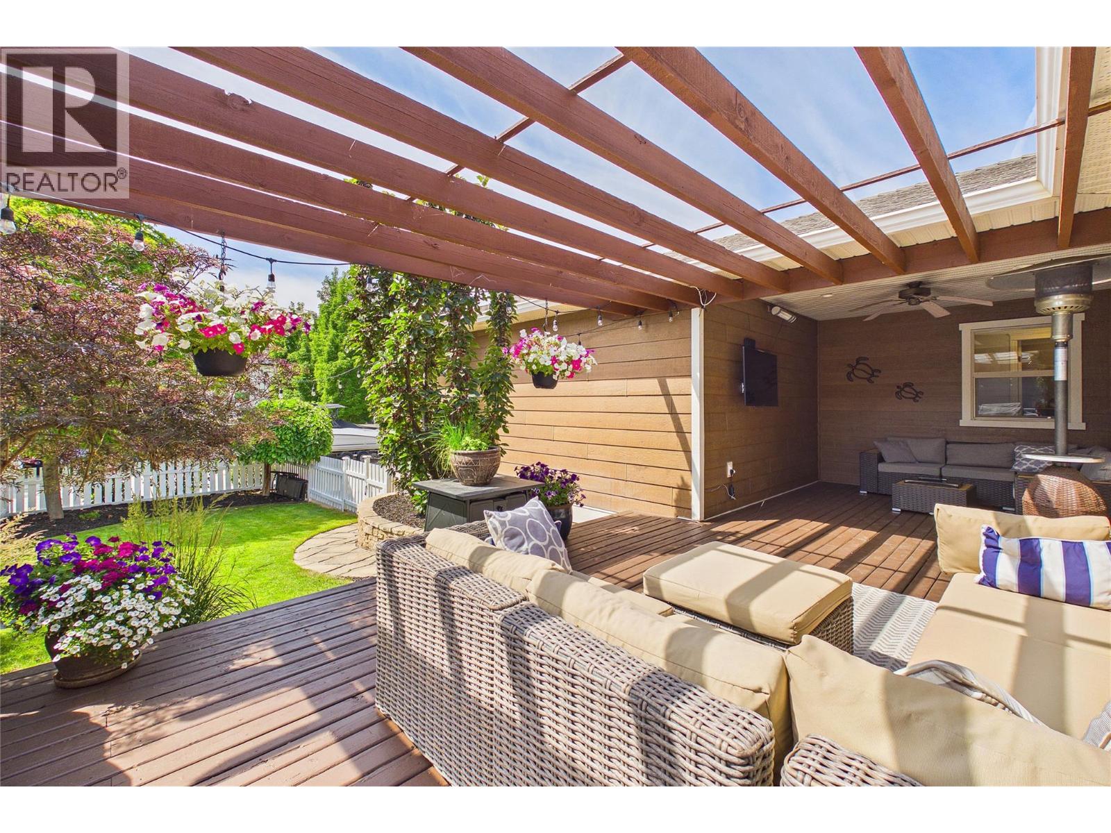 307 Mccarren Avenue, Kelowna, British Columbia  V1W 5A6 - Photo 2 - 10399025