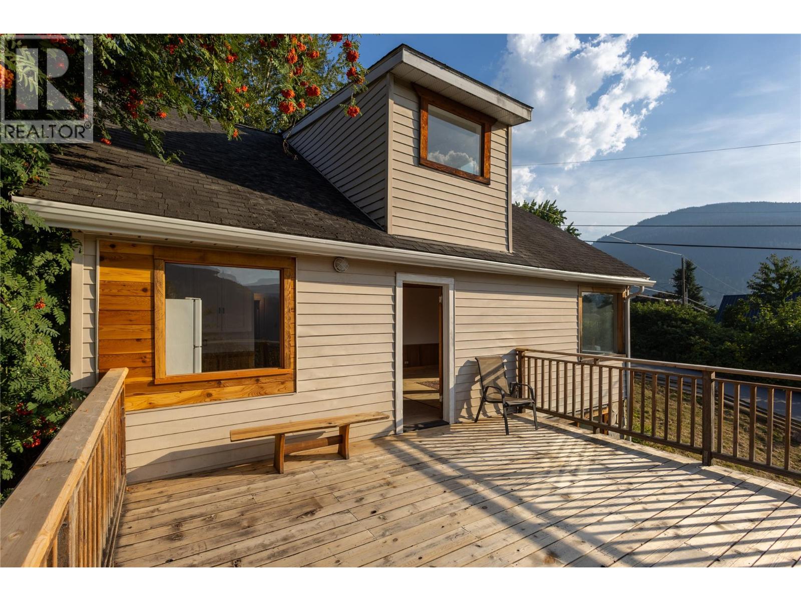 601 Richards Street, Nelson, British Columbia  V1L 5K4 - Photo 3 - 10398928