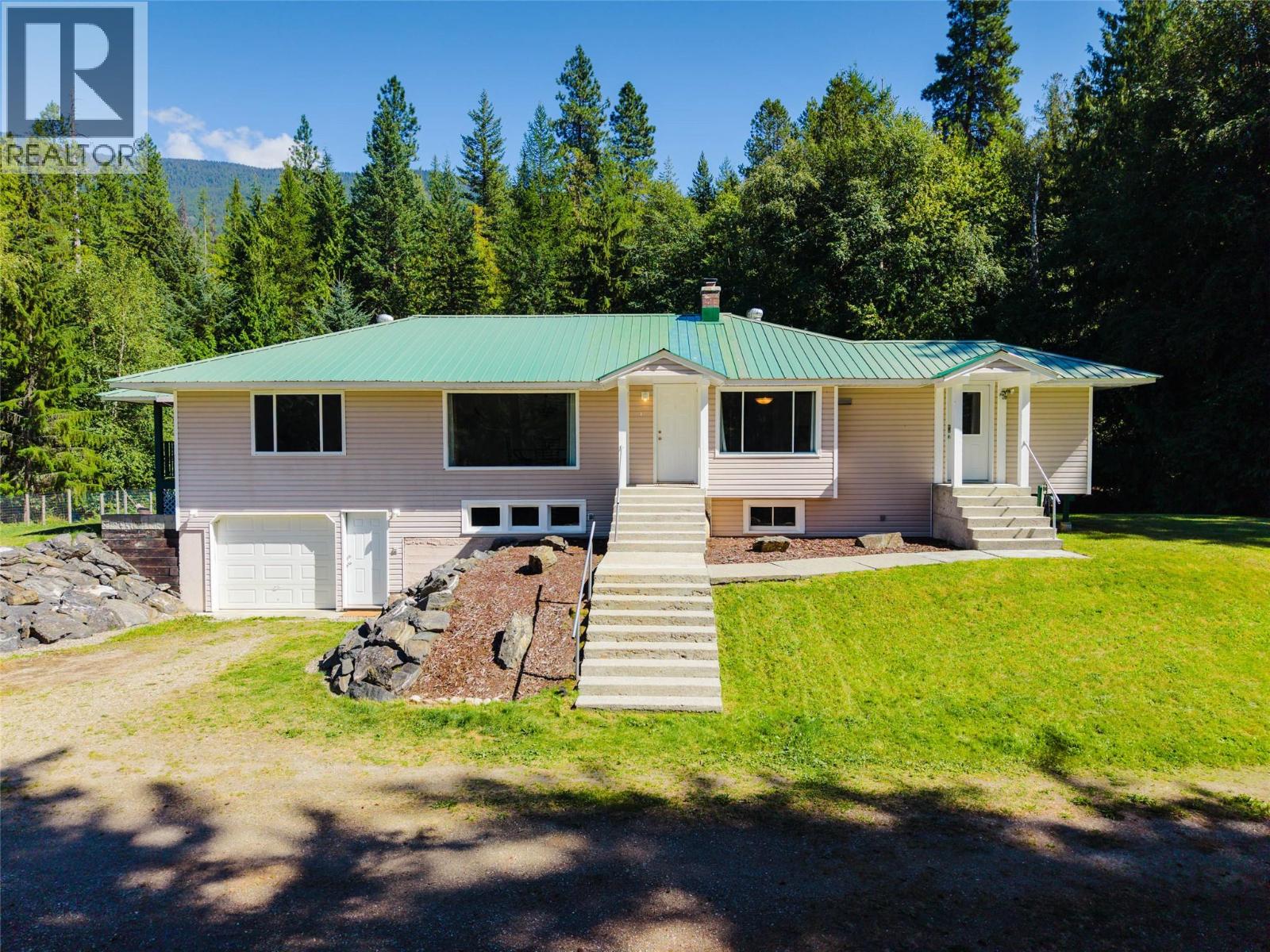 852 Riondel Road, Riondel, British Columbia  V0B 1X0 - Photo 1 - 10398571